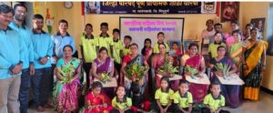 जागतिक महिला दिनानिमित्त रस्ता बांधकामासाठी आलेल्या कष्टकरी महिलांचा घारपी शाळेत सन्मान…<br><br>&nbsp;&nbsp;&nbsp; कष्ट, जिद्द आणि संघर्षाला मानाचा मुजरा; विद्यार्थ्यांसमोर उभा केला मेहनती जीवनाचा प्रेरणादायी आदर्श.