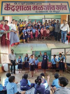 केंद्रशाळा मळगाव येथे शिवकालीन शस्त्रांचे प्रेरणादायी प्रदर्शन<br><br>बलिदान मासानिमित्त शिवशंभू गृपचा उपक्रम&nbsp; <br><br>विद्यार्थ्यांना शिवकालीन इतिहासाचा प्रत्यक्ष अनुभव