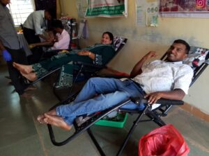 रेडी येथील रक्तदान शिबिरास उत्स्फूर्त प्रतिसाद.