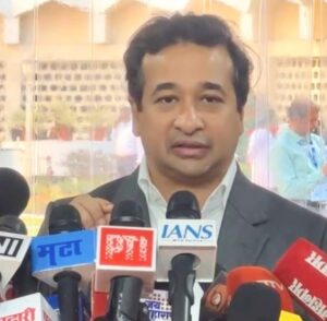 महायुती सरकार&nbsp; आंबा – काजू शेतकऱ्यांना मोठा दिलासा देणार…<br><br>-आंबा काजू&nbsp; बागायतीवर अवलंबून असलेले कोकणचे अर्थकारण ढळू देणार नाही.<br> <br>-सिंधुदुर्ग जिल्ह्याचे पालकमंत्री नितेश राणे यांचा&nbsp; माहिती.