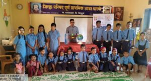 लॅब ऑन व्हील्स’मुळे ग्रामीण विद्यार्थ्यांसाठी विज्ञानाचे नवे दालन खुले…<br><br>रिट संस्था, पुणे व उमेद फौंडेशनचा अभिनव उपक्रम; प्रत्यक्ष प्रयोगांमधून विद्यार्थ्यांमध्ये विज्ञानाची गोडी.