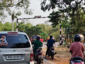 मळगाव रेल्वे फाटकाचा वाहनधारकांना मनस्ताप; उड्डाणपुलाची मागणी ऐरणीवर.<br><br>