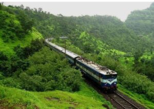 कोकणी माणसावर अन्याय! स्वतःच्याच मातीत झाला परका.. <br><br>कन्फर्म तिकीट असूनही रत्नागिरीतील तरुणाला रेल्वेतून बाहेर.