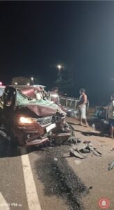 मुंबई महामार्गावर बेळणे येथे कार आणि ट्रॅक चा अपघात चार जण जखमी.