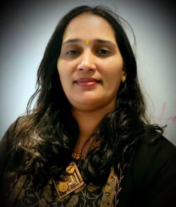 कर्तुत्व संवेदनशीलता समाजभान यांचा सुंदर संगम म्हणजे वर्षा नाडकर्णी.