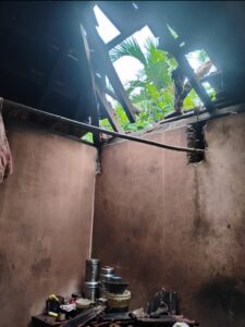 भरपावसात अचानक घरावर माडाचे झाड कोसळल्याने छपराचे आणि भिंतीचे नुकसान.<br><br>असनिये गावठाणवाडीतील घटना सुदैवाने कोणतीही जीवित हानी नाही.