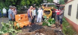 सावंतवाडी नगरपालिकेच्या हलगर्जीपणामुळे ज्येष्ठ शिक्षकाच्या घरात पाणी.<br><br> शिवसेना जिल्हाध्यक्ष संजू परब यांची घटनास्थळी धाव.&nbsp;