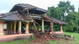 शेर्ले येथील रवळनाथ मंदिराचा दर्शनी भाग अतिवृष्टीत कोसळला.