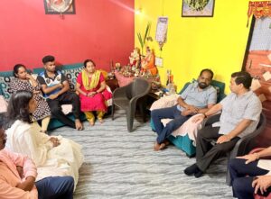 स्वतःला सावरा, कुटुंबाची काळजी&nbsp; घ्या ….<br><br>पालकमंत्री नितेश राणेंकडून पत्रकार सिताराम गावडे कुटुंबियांचे सांत्वन.