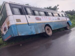 दुचाकी स्वराला वाचवण्याच्या नादात शिरोडा मार्गे वेगुर्ला कदंबा गाडी खोल दरीच्या बाजूला कलंडली.<br><br>सुदैवाने कोणतीही जीवित हानी नाही प्रवाशांना आपत्कालीन दरवाजातून बाहेर काढण्यात यश.