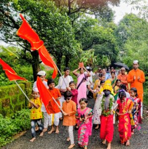 आषाढी एकादशीच्या निमित्ताने जिल्हा परिषद घारपी शाळेत आनंदवारी ठरली लक्षवेधी.<br><br>वारीतून विद्यार्थ्यांनी दिला ‘झाडे लावा, झाडे जगवा’ पर्यावरण संवर्धनाचा संदेश; ग्रामस्थांकडून चिमुकल्यांवर बक्षीसांचा वर्षाव.