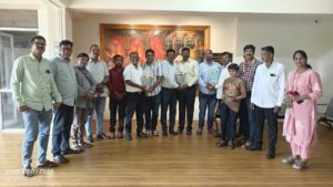 व्हॉइस ऑफ मीडिया’ची सिंधुदुर्गात दमदार वाटचाल; पत्रकारांच्या हक्कांसाठी पंचसूत्री धोरणावर ठोस निर्णय<br>कणकवलीत जिल्हा कार्यकारिणीची बैठक उत्साहात; नवनिर्वाचित राज्य पदाधिकाऱ्यांचा विशेष सत्कार.<br>