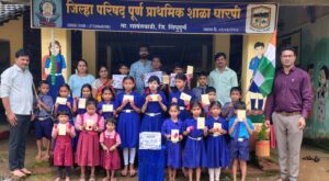 घारपी शाळेच्या विद्यार्थ्यांनी सीमेवरच्या जवानांसाठी&nbsp; पोस्टाने पाठवल्या स्वनिर्मित राख्या व शुभेच्छाकार्ड.