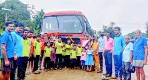 घारपी शाळेतील विद्यार्थ्यांनी बसचालक-वाहकांना बांधल्या स्वनिर्मित राख्या.<br><br>स्काऊट-गाईड कब-बुलबुल पथकाचा अनोखा उपक्रम; ग्रामस्थांसह झाडांनाही राख्या बांधून दिला पर्यावरण रक्षणाचा संदेश..