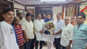दीपकभाई केसरकर यांनी संजू परब यांच्या गणरायाचे घेतले दर्शन.