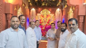 पालकमंत्री नितेश राणे व जिल्हा बँक अध्यक्ष मनीष दळवी यांनी घेतले संजू परब यांच्या गणरायाचे दर्शन.