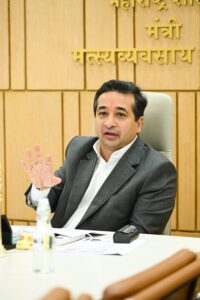 पालकमंत्री थेट शेतकऱ्यांच्या बांधावर <br><br>दुष्काळग्रस्त शेतकऱ्याच्या बांधावर जाऊन करणार पाहणी.