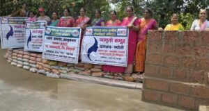 दुष्काळग्रस्त परिस्थितीवर मात करण्यासाठी मळगाव येथे महिलांचा पुढाकार.. <br><br>ग्रामसंघ व बचत गटांच्या महिलांनी ग्रामस्थांच्या सहकार्यातून बांधला वनराई बंधारा. <br><br>वनविभागाचेही सहकार्य ; पाणी पातळी वाढण्यासाठी होणार मदत..