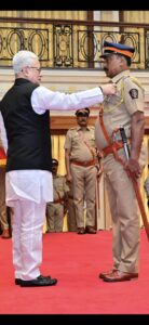 मुंबई – पोलीस उपनिरीक्षक प्रकाश परब यांना राष्ट्रपती पोलीस पदक प्रदान करताना राज्यपाल जिष्णू देव वर्मा…<br><br>ओटवणे गावचे सुपुत्र प्रकाश परब यांना राष्ट्रपती पोलीस पदक प्रदान!<br><br>महाराष्ट्र लोकभवनात राज्यपाल जिष्णु देव वर्मा यांच्याहस्ते पदक प्रदान!