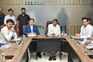महाराष्ट्राच्या मत्स्यव्यवसायाला नवी दिशा देणारा मंत्री नितेश राणे यांचा तीन दिवसीय आंध्र प्रदेश अभ्यास दौरा..<br><br>आधुनिक तंत्रज्ञान, शास्त्रोक्त मत्स्यपालन, मूल्यवर्धित प्रक्रिया उद्योग आणि बंदर विकासाच्या यशस्वी मॉडेलचा अभ्यास; महाराष्ट्रात प्रभावी अंमलबजावणी करण्यावर भर.