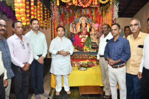 पालकमंत्री नितेश राणेंकडून सावंतवाडीत दुर्गा मातेंचे दर्शन..<br><br>जिल्ह्यात दहा हजार वनराई बंधारे बांधणार ; ७ हजार बंधारे पूर्ण. <br><br>राज्य सरकारच्या माध्यमातून नुकसानग्रस्त शेतकऱ्यांना सर्वतोपरी सरकार्य.