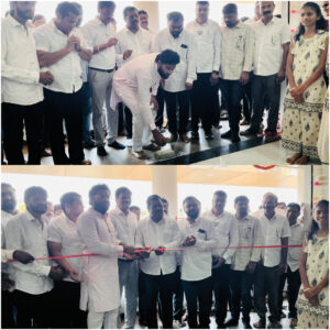 आता शेतकऱ्याला योग्यदर मिळणार बाजारपेठाही उपलब्ध होणार..<br><br>शेतकऱ्यांना सक्षम करण्यासाठी कृषकव्हेंचरचे कार्य महत्त्वपूर्ण!<br><br>बांद्यातील नवीन कार्यालयाचे भाजपा युवा नेते विशाल परब यांच्या हस्ते श्रीफळ वाढवून उद्घाटन.
